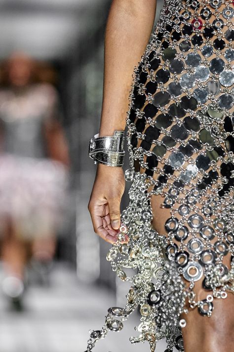 Paco Rabanne Spring 2023 Ready-to-Wear Fashion Show Details: See detail photos for Paco Rabanne Spring 2023 Ready-to-Wear collection. Vintage Haute Couture, Spring 2023 Ready To Wear, 2023 Ready To Wear Collection, Chain Dress, 2023 Ready To Wear, New Years Outfit, Detail Photos, Textiles Fashion, Music Fashion