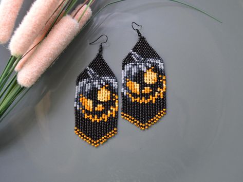 This Halloween Pumpkin beaded fringe earrings are made of seed beads, silver plated ear hooks, nylon thread, silicon plugs. All the color fit perfectly and give a mesmerizing look that fits every outfit! Fringe earrings size: The full length of earrings with hook is 4 inches approximately, the length without earring hook is 3.2 inches. Please contact me if you want these earrings in another size. - Please follow my Esty Page - Follow me on Instagram for updates on new designs and collections @mannat_designco - Follow me on Facebook @MannatDesignCo Credit: Pattern by KUKLAbeadPatterns Fringe Seed Bead Earrings Pattern, Spooky Beaded Earrings, Halloween Fringe Earrings, Halloween Beaded Earrings Patterns, Seed Bead Halloween, Halloween Beadwork, Beaded Halloween Earrings, Halloween Beaded Earrings, Halloween Earrings Beaded