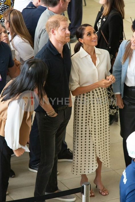 Prince Harry And Meghan Markle Visit La Giralda School During Their Tour In Colombia - 16 Aug 2024 Classy Work Attire, Colombia Trip, Estilo Meghan Markle, Royal Family Fashion, Johanna Ortiz Dresses, Meghan Markle Outfits, Rehabilitation Centre, Princess Meghan, Kate And Meghan