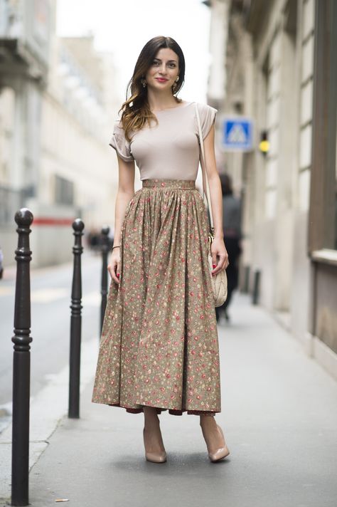 Street Style at Paris Haute Couture Fashion Week | Fall 2013 | POPSUGAR Fashion Long Skirt Looks, Paris Chic, Fashion Goals, Trendy Skirts, Couture Week, Street Style Paris, Church Outfits, Casual Stylish, A Skirt