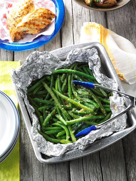 Grilled Green Beans Green Beans On The Grill, Grill Foil Packets, Grilled Green Bean Recipes, Foil Packet Recipes, Grilled Green Beans, Grilled Side Dishes, Grilled Cabbage, Bbq Side Dishes, Grilled Food