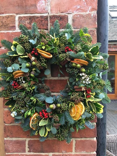 Homemade Christmas Wreaths, Fresh Christmas Wreath, Christmas Wreaths Ideas, Holiday Wreaths Christmas, Traditional Wreath, Wreaths Ideas, Christmas Flower Arrangements, Christmas Floral Arrangements, Christmas Door Wreaths