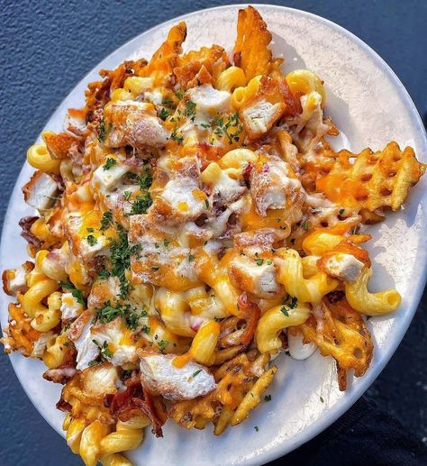 fired chicken mac and cheese fries Chicken Mac And Cheese, Fire Chicken, Cheese Fries, Spicy Recipes, Food Cravings, Mac And Cheese, Yummy Dinners, Macaroni, Macaroni And Cheese