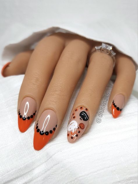 Super cute orange French nails with nude base and accent pumpkin art design Orange Halloween Nails Almond, Orange French Tip With Pumpkin, Nails With Nude Base, French Nails Halloween, Short Halloween Nails Orange And Black, Halloween French Tip Nails, Orange French Nails, Orange Black White Halloween Nails, Black Orange Nails Halloween