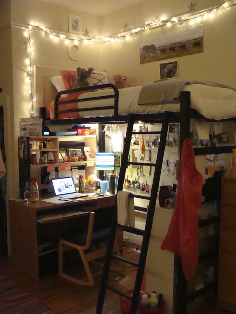 Love how this desk is shifted to be adjacent to the loft-bed instead of being right under it College Loft Beds, Loft Bed Ideas For Small Rooms, Lofted Dorm Beds, Aesthetic Bedrooms, Loft Beds For Small Rooms, College Dorm Room Inspiration, Bed Aesthetic, Freshman Dorm, Dorm Stuff