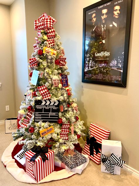 Movie theatre christmas tree, harlequin ribbon, movies and candy boxes Christmas Movie Night, Christmas Background Images, Ribbon Ideas, Movie Themed Party, Tree Ribbon, Flocked Christmas Trees Decorated, Black Christmas Trees, Christmas Interiors, White Christmas Trees