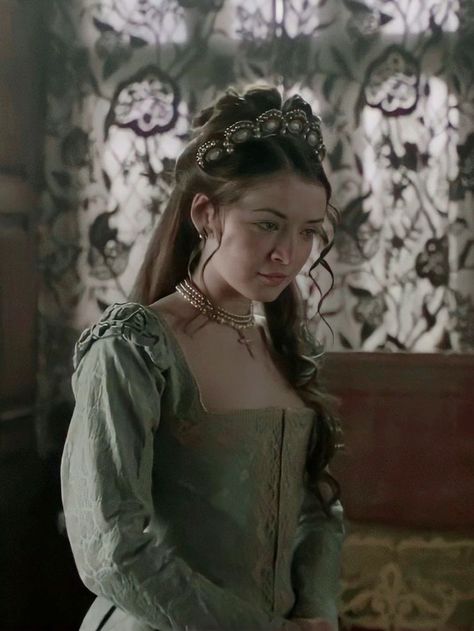 The Tudors Mary Tudor, Tudors Aesthetic, Fantasy Tiara, French Dresses, Gaun Abad Pertengahan, Mary Tudor, Tudor Dress, Sarah Bolger, Tudor Fashion