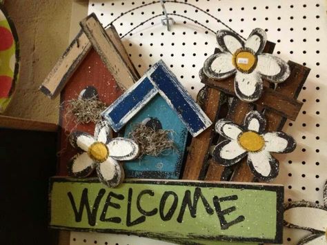 Cute wood welcome sign with birdhouses Birdhouse Welcome Sign, Wood Welcome Sign, Rustic Cabins, Barn Wood Signs, Summer Signs, Spring Projects, Country Crafts, Wood Flowers, Wooden Flowers