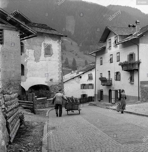 1930s Italy, Gotham Memoirs, Italy Villages, Town Inspiration, Italian Farmhouse, South Tyrol, Future Jobs, Game Art, Farmer