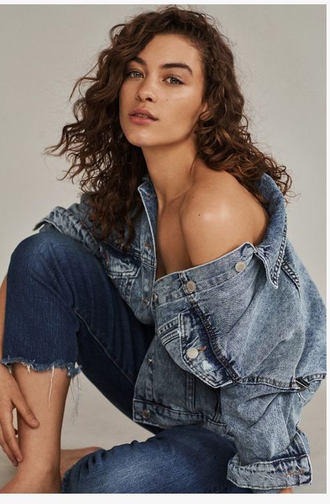 Jean Jacket Photoshoot Ideas, Casual Studio Photoshoot, Denim Poses, City Fashion Photography, Denim Photoshoot, Studded Denim Jacket, Headshot Poses, Studio Portrait Photography, Studio Photography Poses