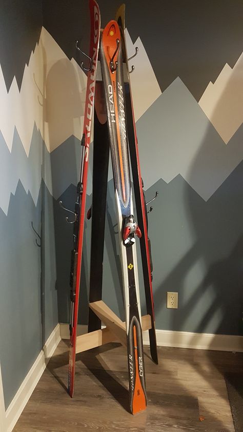 Ski Coat Rack Diy, Vintage Skis Decor, Ski House Decor Interiors, Old Skis Decor, Nordic Chalet, Ski Themed Bedroom, Snowboard Room, Snowboard Furniture, Old Skis Ideas