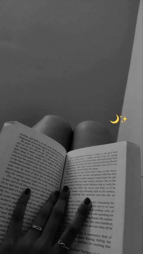 Late night reading<3 Late Night Reading Aesthetic, Night Reading Aesthetic, Night Time Reading, Late Night Reading, Night Reading, Reading Aesthetic, Book Aesthetic, Late Night, Aesthetic Girl