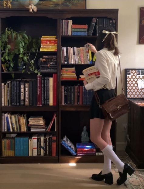 Reader Girl Aesthetic Outfit, Reader Aesthetic Outfits, Bookshop Aesthetic Girl, Bookstore Inspo Pics, Bookstore Ig Pics, Bookworm Style, Girl In Bookstore Aesthetic, Grunge Room, Nerdy Girl