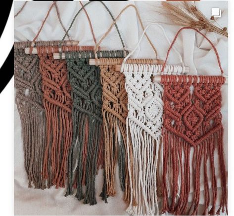 Simple Macrame Wall Hanging, Macrame Wall Hanging Ideas, Small Macrame Wall Hanging, Simple Macrame, Small Macrame, Small Wall Hangings, Macrame Wall Hanging Patterns, Mini Macrame, Macrame Boho