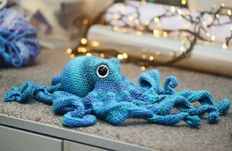 How To Make Crochet Amigurumi Octopus Tutorial Pattern For Beginners Blue Ring Octopus, Octopus Crochet Pattern Free, Crocheted Octopus, Wolf Crochet, Keychains Crochet, Crochet Wolf, Snake Crochet, Crochet Snake, Octopus Pattern