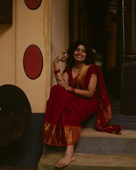 Asian Academia, Desi Poses, Bengali Aesthetic, Saree Shoot, Saree Pose, Desi Vibes, Vintage Photography Women, Feminine Urge, South Indian Sarees