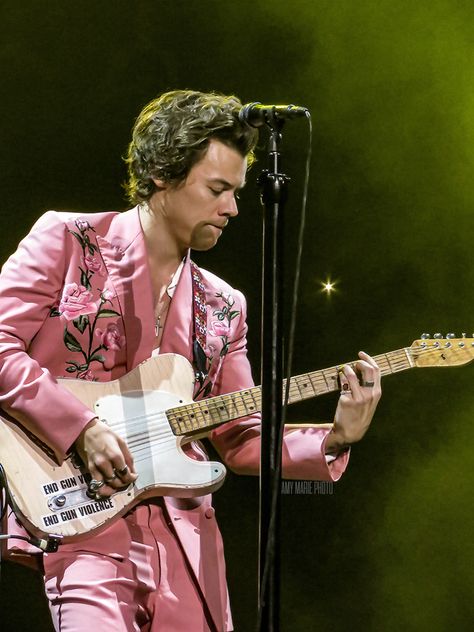 Harry Styles Live On Tour Outfits, Harry Styles Best Outfits, Harry Styles Suits, Harry Styles Outfit, Gold Everything, Live On Tour, Harry Styles Live On Tour, King Of The World, Harry Styles Live