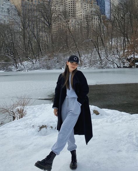 Winter outfits you can easily copy from Instagram influencers. These casual, cute winter outfits are perfect for the cold. These winter outfit ideas are dressy and comfortable. #winter #outfits #fashion #cold Mode Au Ski, Korean Winter Outfits, Nyc Winter Outfits, Japan Outfits, Modele Hijab, Ny Outfits, Nyc Outfits, New York Outfits, Japan Outfit