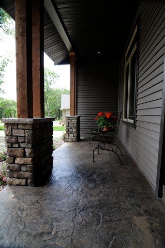 Stamped concrete - I like the more natural look of this style Patio Garden Ideas On A Budget, Front Porch Stone, Diy Patio Ideas, Living Pool, Building A Porch, Stamped Concrete Patio, Design Blogs, Concrete Porch, Dry Creek