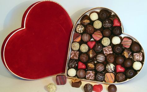 Annabelle Core, Heart Shaped Chocolate Box, Valentines Aesthetic, Valentine's Day Events, Heart Shaped Food, Chocolate Shapes, Giant Chocolate, Heart Shaped Chocolate, Valentines Day Chocolates