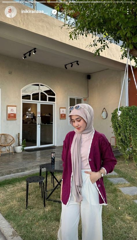 Ootd Outdoor, Outfit Hijab Simple, Korean Style Hijab, Outfit Ngampus, Pink Era, Ootd Korean Style, Maroon Outfit, Outfit Korean Style, Outfit Cardigan