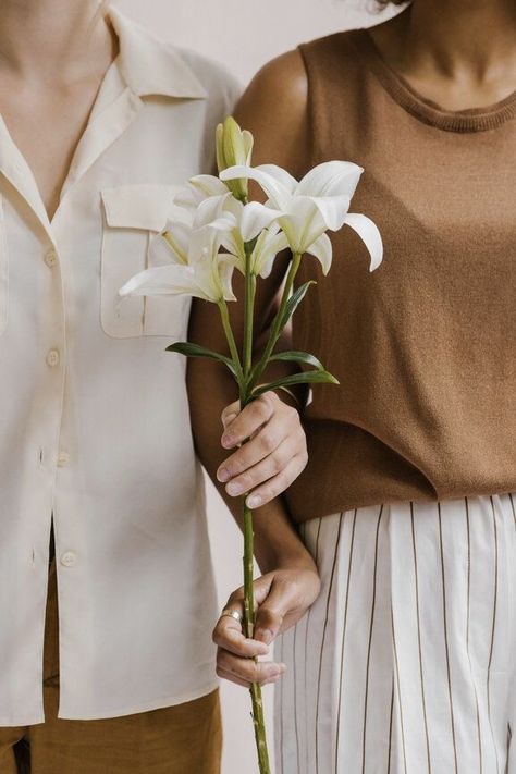 Sustainable Wardrobe, Photographie Portrait Inspiration, Cultural Appropriation, Holding Flowers, Design School, Clothing Photography, Foto Art, Minimalist Wardrobe, 인물 사진