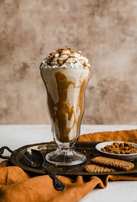 Biscoff Milkshake - Salt & Baker Biscoff Milkshake Recipe, Biscoff Smoothie, Biscoff Drinks Recipes, Biscoff Coffee Drink, Biscoff Milkshake, Lotus Biscoff Milkshake, Cookie Milkshake, Milkshake Flavours, Biscoff Recipes