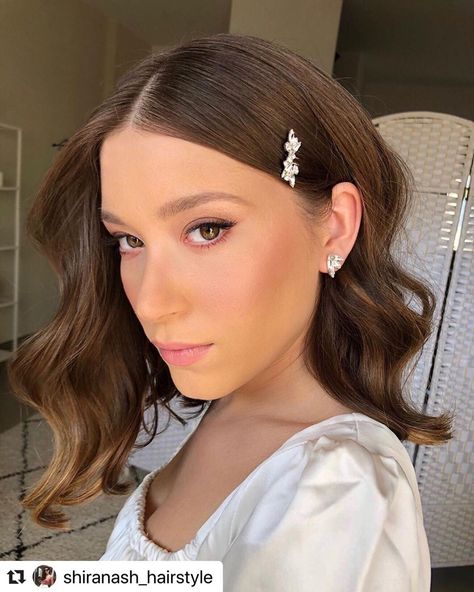 @discoveryinspi shared a photo on Instagram: “#Repost @shiranash_hairstyle ・・・ M O R 🌸 #HairByShiranAsh Makeup @yardenten Jewelry @danamantzur.bridaljewelry . . . #hairvideo…” • Jun 20, 2020 at 1:57am UTC Hairstyle Medium Hair Wedding, Hair Tucked Behind Ear Hairstyles, Half Up Half Down Wedding Hair Short, Medium Length Bridal Hair, Wavy Bridal Hair, Bride Hair Comb, Bridal Hair Chain, Minimal Hair, Up Hairdos