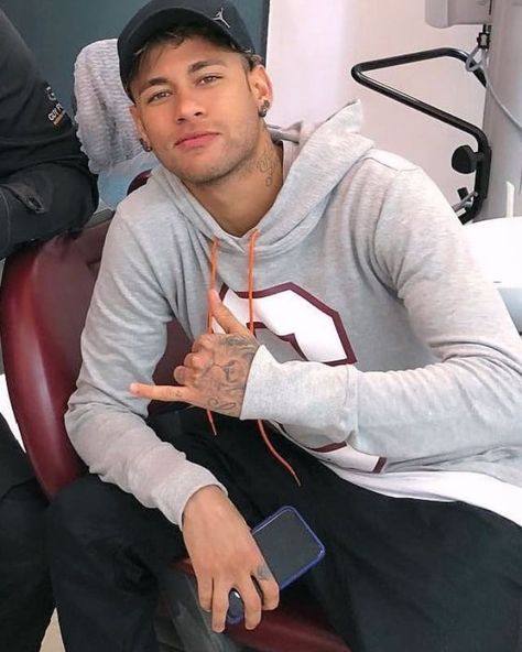 Neymar Pic, Neymar Jr Wallpapers, Free T Shirt Design, Baby Ball, Black Men Street Fashion, Men Street Fashion, Neymar Jr, Leonardo Dicaprio, Cristiano Ronaldo