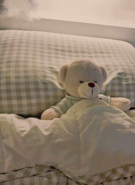 Bear Bed, Teddy Bear Wallpaper, Baby Bedtime, Soft Aesthetic, Couple Wallpaper, Bear Wallpaper, Cute Teddy Bears, Stuffed Toys, Aesthetic Images