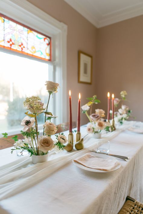 5 Ways to Add Flowers to Rectangular Wedding Tables - Threads & Blooms Rectangle Table Centerpieces Wedding, Rectangle Table Centerpieces, Rectangle Wedding Tables, Wedding Table Vases, Long Table Centerpieces, Wedding Plate Setting, Wedding Votives, Bud Vases Wedding, Floral Centrepieces