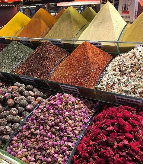 Spice Bazaar, Istanbul Spice Store, Supermarket Design Interior, Spices Photography, Shrimp Farming, Bazaar Istanbul, Spices Packaging, Spice Garden, Grocery Store Design, Healthy Indian Recipes