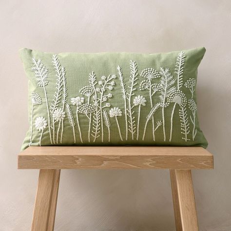 Embroidery Pillow Covers, Hand Embroidery Pillow, Cushion Cover Pattern, Weaving Loom Diy, Cushion Embroidery, Simple Hand Embroidery Patterns, Hand Embroidered Pillows, Pillow Embroidery, Diy Furniture Bedroom