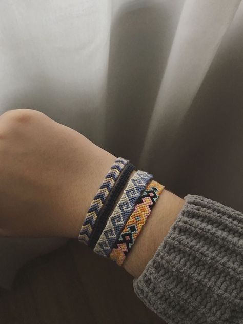 Friendship Bracelet Aesthetic, Aesthetic Friendship Bracelets, Friendship Bracelets Aesthetic, Fimo Ring, Embroidery Bracelet, String Bracelet Patterns, Bracelets Friendship, Yarn Bracelets, Cute Friendship Bracelets