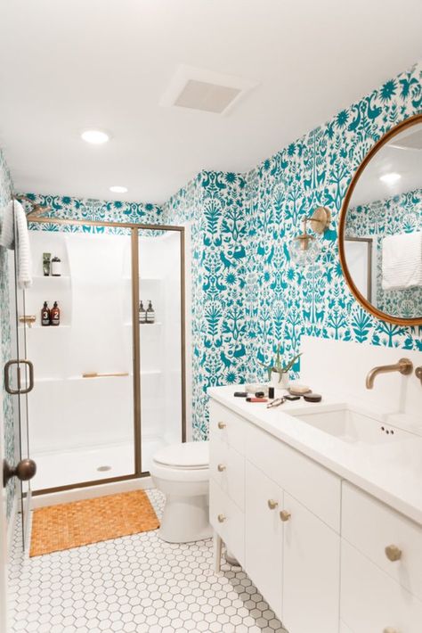 credit: Instagram @leclairdecor You don't always have to go the uber-patterned route with your bathroom wallpaper idea. In this space designed by Leclair Decor, a geometric print makes White Hexagon Tile Bathroom Floor, White Bathroom With Wallpaper, White Hexagon Tile Bathroom, Hexagon Tile Bathroom Floor, Small Bathroom Makeover, Bad Design, Bathroom Floor Tiles, Bathroom Wallpaper, Large Mirror