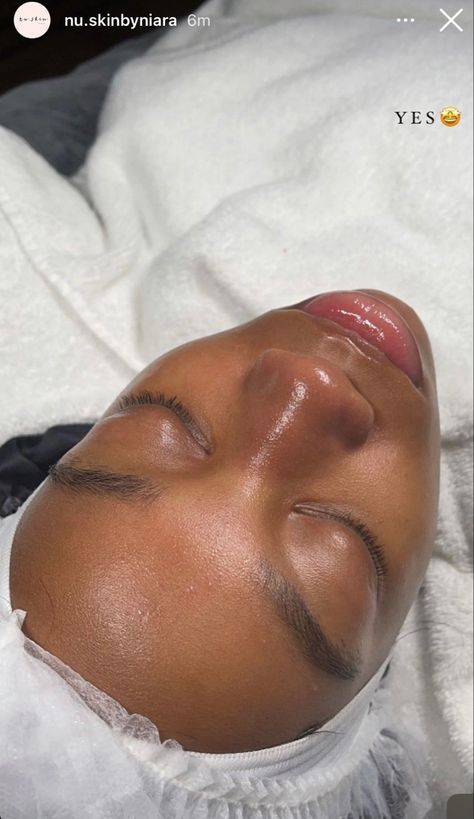 Beauty Maintenance Aesthetic, Black Skin Care Aesthetic, Black Clear Skin Aesthetic, Black Woman Skin Care Aesthetic, Glowing Black Skin, Clear Glowing Skin Aesthetic Black, Black Woman Clear Skin, Esthetician School, Esthetician Inspiration