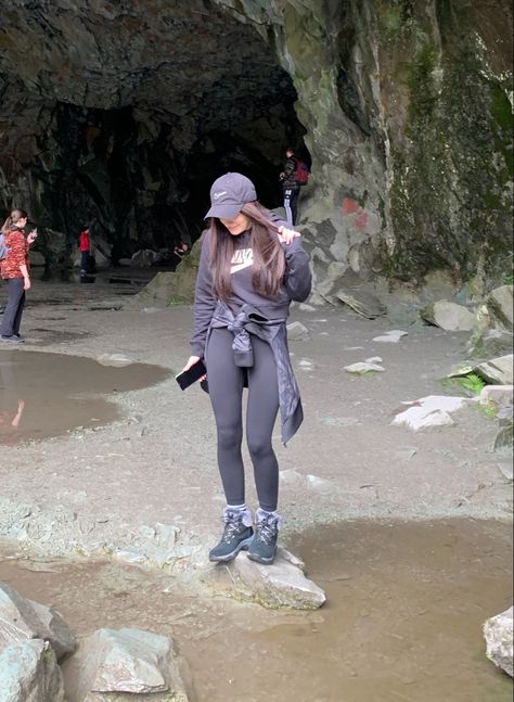 #gymshark #gymsharkwomen #hiking #hikingadventures #hikingoutfitsummer #hikingclothes #ootd #explore #lakedistrict #blackoutfit #leggings #nike Hiking Outfit Leggings, Hiking Ootd, Exploring Outfit, Outfit Leggings, Gym Shark, Summer Hiking Outfit, Leggings Nike, Gymshark Women, G Adventures