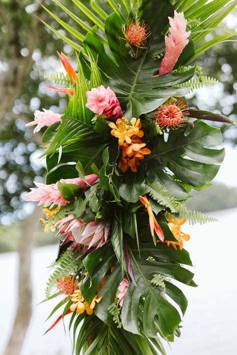 Tropical Garland Wedding, Tropical Beach Wedding Decorations, Tropical Wedding Arch Ideas, Tropical Altar, Tropical Wedding Arch, Island Theme Wedding, Tiki Backyard, Tropical Garland, Tropical Arrangements