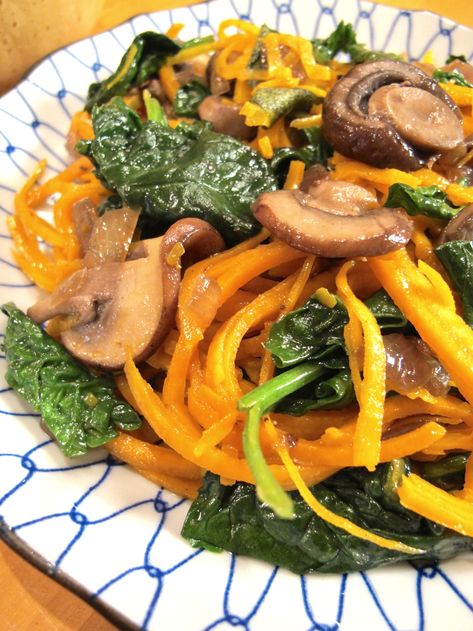 Gluten free butternut squash noodles with spinach and mushrooms Noodles With Spinach, Savory Fall Recipes, Butternut Squash Noodles, Spinach Vegan, Veggie Noodles Recipes, Butternut Squash Noodle, Spinach And Mushrooms, Squash Noodles, Spinach Mushroom