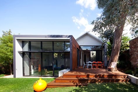 Design Inspiration: Modern Additions to Older Houses Modern Addition To Old House, Modern Extension, Modern Addition, Home Addition, Home Additions, Australian Homes, House Extensions, Traditional House, Old House