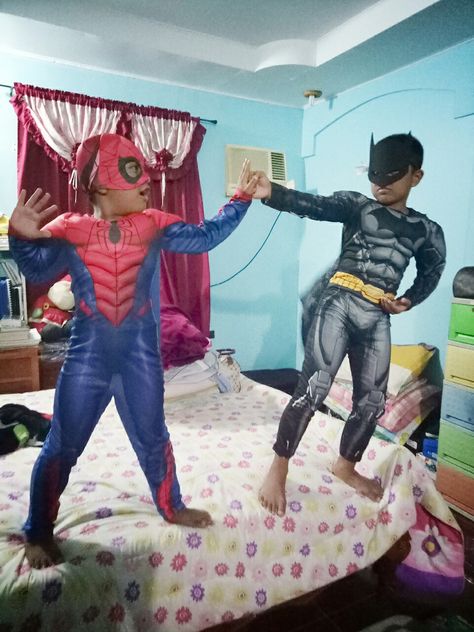 My real life superheroes Batman (AJ) and Spiderman (SJ) ❤❤ Im Spiderman, Ben Batman, Spider Man And Batman, Avery Core, Spiderman And Batman, Batman And Spiderman, Batman Girl, Spiderman Girl, Matching Onesies