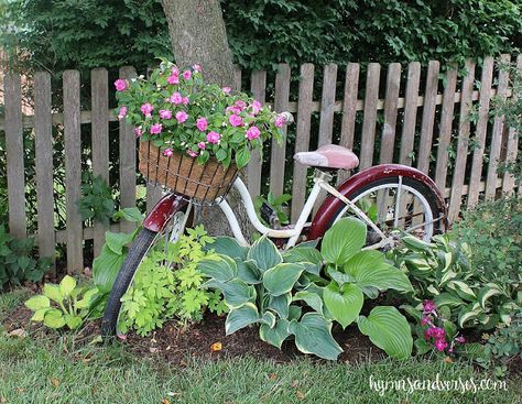 Bicycle With Flowers, Bike Planter, Bicycle Decor, Old Bicycle, Vintage Garden Decor, Vintage Bicycle, Cactus Y Suculentas, Rustic Garden Decor, Vintage Garden