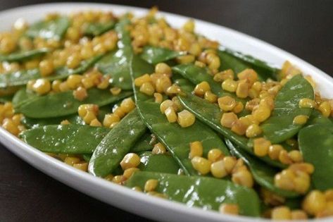 Kacang kapri atau dalam bahasa latinnya Pisum sativum merupakan salah satu jenis sayur yang cukup populer di kalangan masyarakat. Kacang kapri memiliki manfaat bagi kesehatan sehingga baik dijadikan olahan untuk anggota keluarga di rumah. Berikut resep kacang kapri yang bisa dicoba.  Kandungan nutrisi dan vitamin kacang kapri  Berbeda dengan kacang polong yang dimakan hanya dengan bijinya pengolahan kacang kapri juga mengikutsertakankulitnya ketika dimasak.  Kandungan nutrisi pada kacang kapri p Peas And Corn, Fresh Corn Recipes, Kacang Polong, Snow Peas, Corn Recipes, Fresh Corn, Farm Fresh, Dinner Time, Green Beans