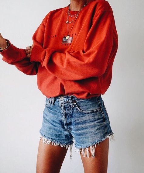 crew neck + shorts Denim Shorts Outfit, Mode Retro, Summer Shorts Outfits, Populaire Outfits, 50 Style, Trendy Summer Outfits, Stil Inspiration, Cute Fall Outfits, Mode Inspo