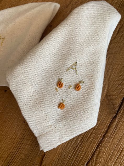 Embroidered Cloth Napkins, Embroidered Linen Napkins, Embroidery Napkins, Pumpkin Embroidery, Diy Napkins, Embroidered Table Runner, Embroidery Tshirt, Embroidered Napkins, Special Dinner