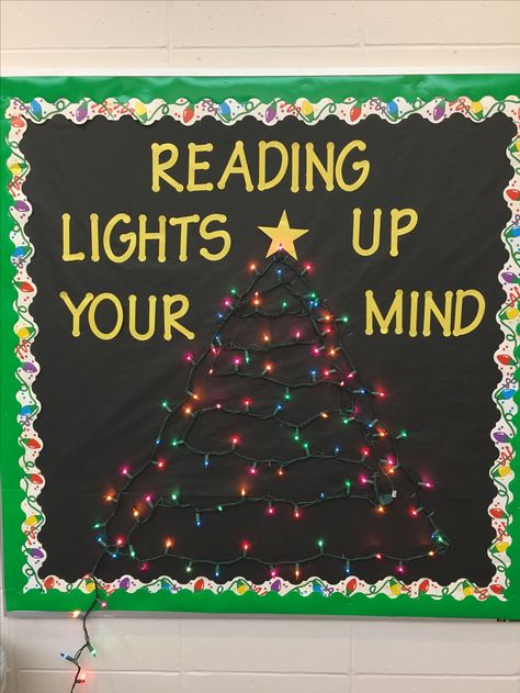 Christmas Bulliten Board Ideas, Christmas Library Bulletin Boards, Christmas Library Display, Reading Lab, Library Door, Christmas Library, Book Bulletin Board, School Library Bulletin Boards, Library Decorations