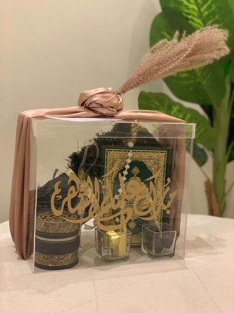 Ramadan Baskets Gift Ideas, Ramadan Hamper Ideas, Ramadan Gift Box Ideas, Eid Hampers, Wedding Gift Hampers, Eid Crafts, Wedding Gift Pack, Bridal Gift Wrapping Ideas, Creative Gift Wraps