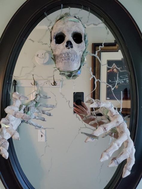 Halloween Mirror Decor, Skeleton Mirror, Skeleton Diy, Halloween Mirror, Horror Crafts, Halloween Entryway, Mirror Decor Ideas, Scary Halloween Decorations Diy, Cheap Halloween Decorations