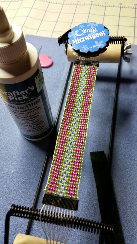 Easy Way to Finish a Loom Bracelet - The Beading Gem's Journal Loom Beading Patterns Free Tutorials, Journal Easy, Jewelry Looms, Bead Looming, Bead Loom Kits, Free Jewellery Making Tutorials, Loom Projects, Beading Loom, Bead Loom Designs