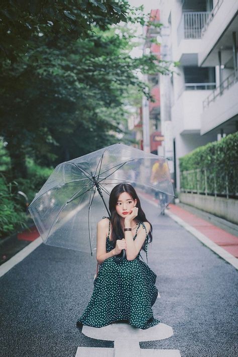 Green Bohemian Dress, Umbrella Photoshoot, Rainy Photoshoot, Umbrella Photography, Umbrella Girl, Photographie Portrait Inspiration, Portrait Poses, Pose Reference Photo, Female Poses